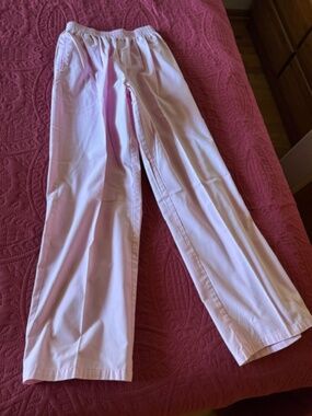 Pink scrub pants, like new, pockets in front/back  size M, excellent condition.